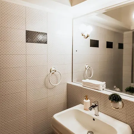 Luxury Grand - 4 Bedrooms -free Parking - Center Villa *